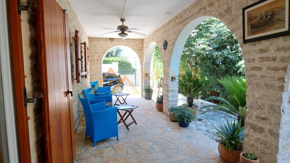 PAG, PERFECT HOUSE FOR A FAMILY, 50 M FROM THE SEA
