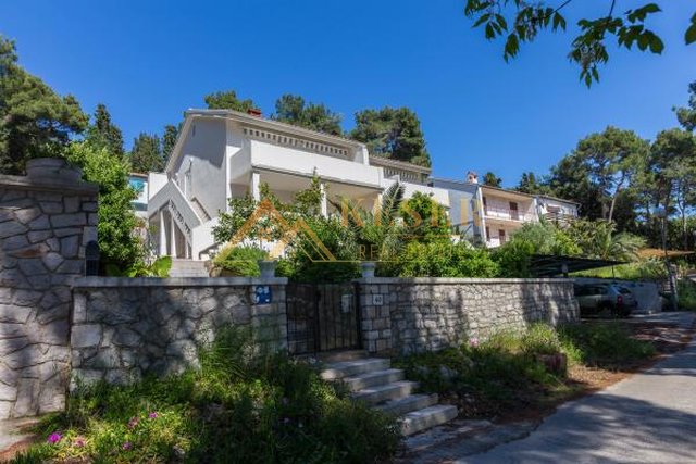 MALI LOŠINJ, VILLA 406M2 FIRST ROW BY THE SEA