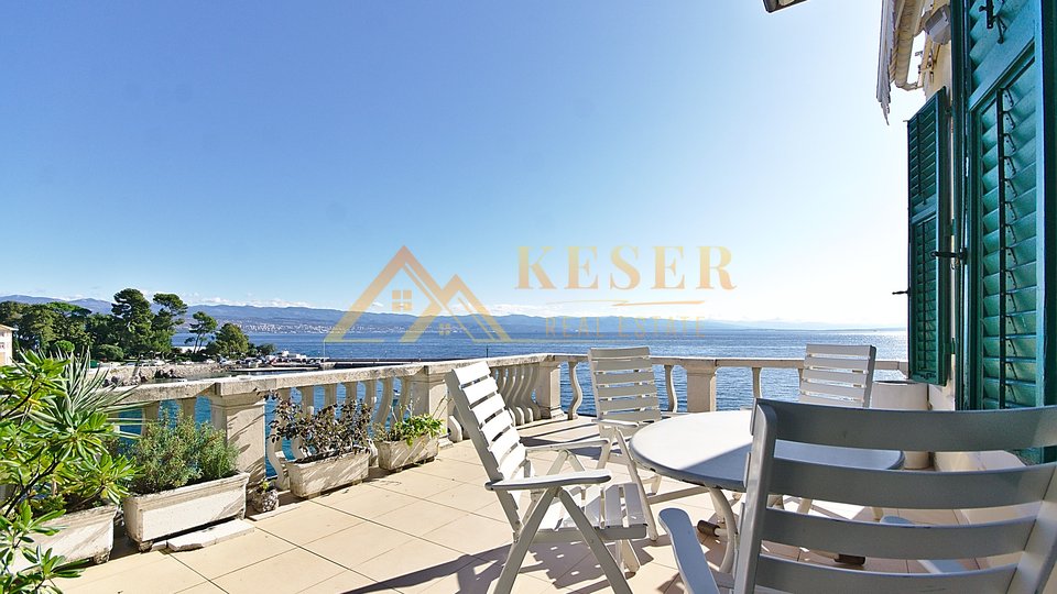 FLOOR OF A VILLA IN A UNIQUE LOCATION RIGHT NEXT TO THE SEA