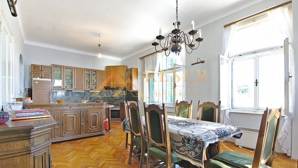 FLOOR OF A VILLA IN A UNIQUE LOCATION RIGHT NEXT TO THE SEA