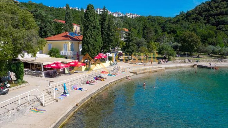 OMIŠALJ, VILLA IN DER ERSTEN REIHE ZUM MEER