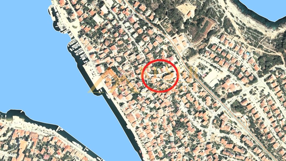 MALI LOŠINJ, HOUSE WITH TWO APARTMENTS IN THE OLD CORE