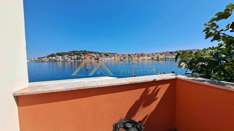 MALI LOŠINJ, GEBÄUDE NEBEN DER PROMENADE, 3 WOHNUNGEN, GARTEN...