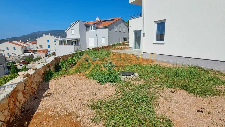CRES, APARTMENT WITH BEAUTIFUL YARD/ 50 m2