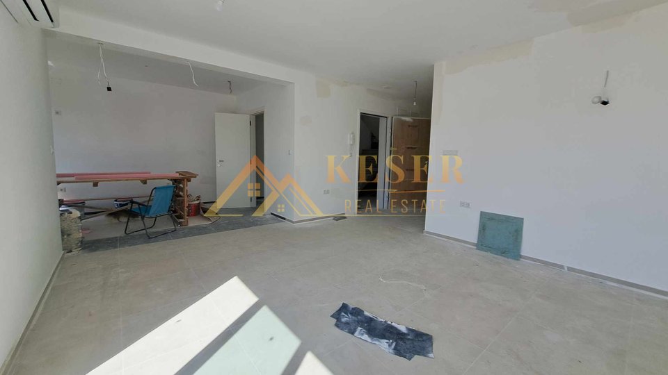 CRES, APARTMENT WITH BEAUTIFUL YARD