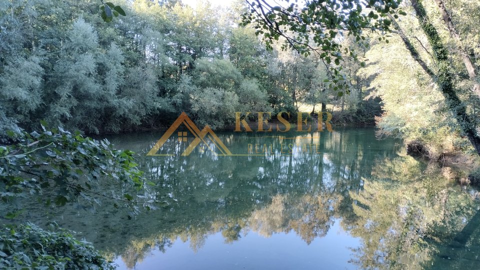 DORF MARTIN, BAUGRUNDSTÜCK MIT BEGONNENEM BAU 1712m2