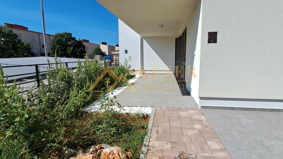 CRES, APARTMENT IN NEW BUILDING WITH GARDEN