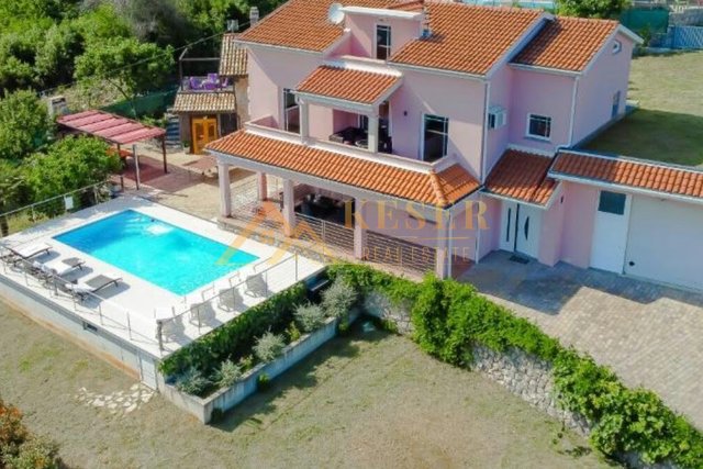 VEPRINAC TOP VILLA WITH SWIMMING POOL AND ADDITIONAL FACILITIES