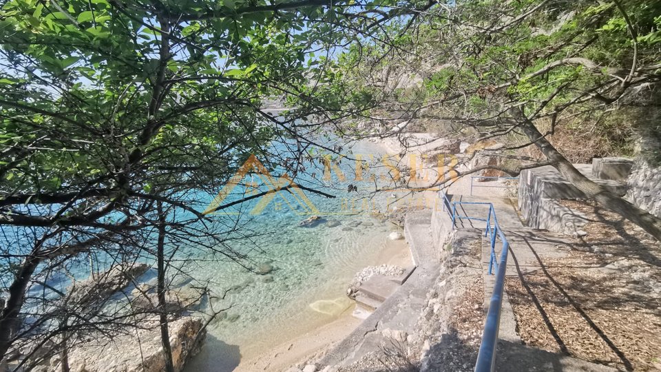 ISLAND OF KRK, STARA BAŠKA, HOUSE WITH TWO APARTMENTS AND A LARGE GARAGE