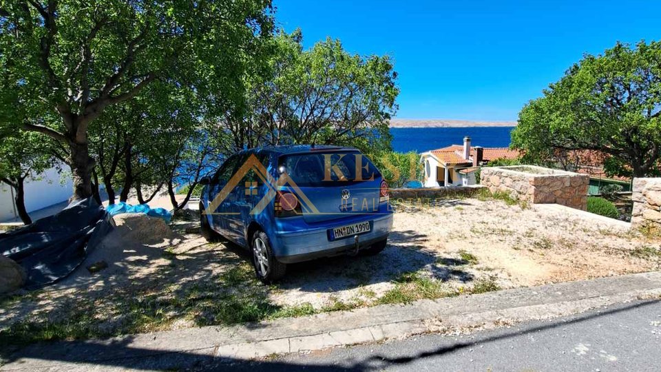 DALMAZIA, PRIMA FILA SULLE ONDE CON UN BELLISSIMO GIARDINO