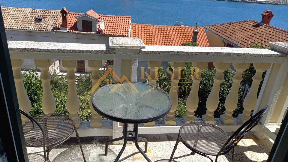 MALI LOŠINJ, DETACHED HOUSE WITH GARDEN, 3 APARTMENTS, BOAT AND MOORING