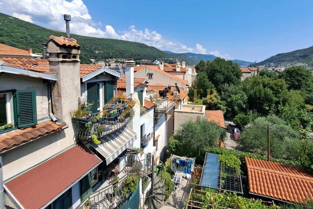 BAKAR, PRVI RED DO MORA, DVOETAŽNI STAN SA POTENCIJALOM