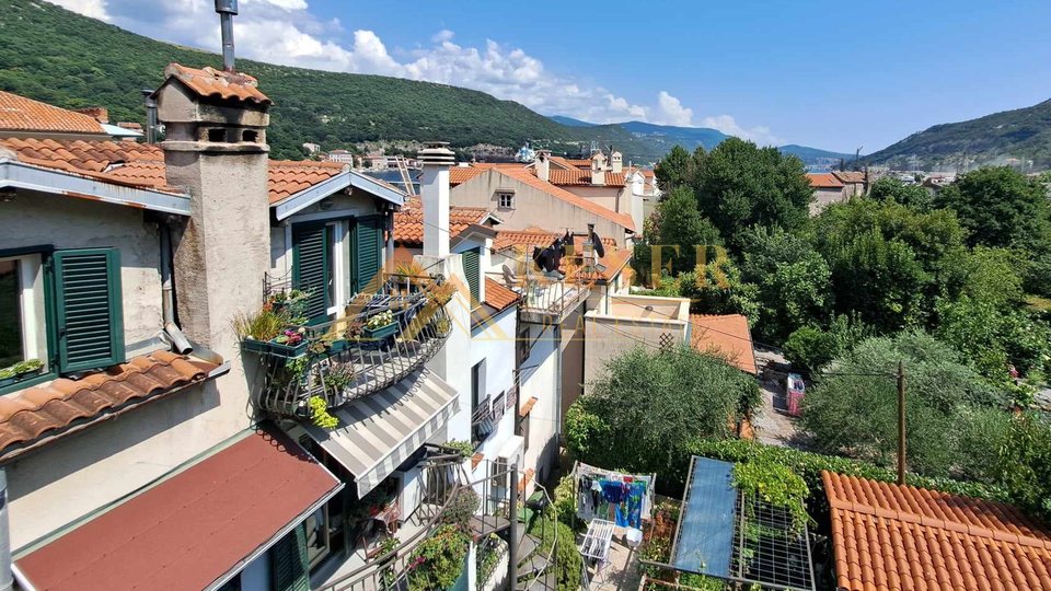 BAKAR, PRVI RED DO MORA, DVOETAŽNI STAN SA POTENCIJALOM