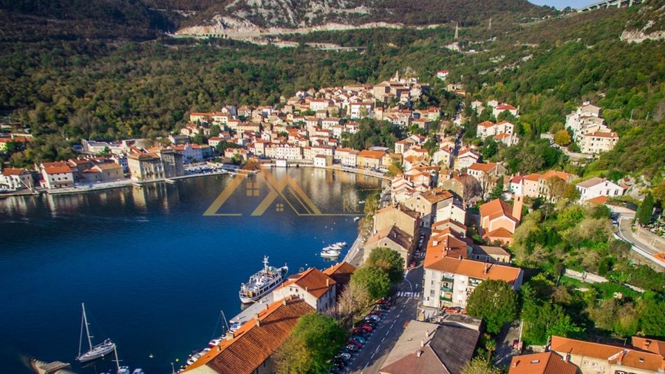 BAKAR, JEDINSTVENA KUĆA, PRVI RED UZ MORE