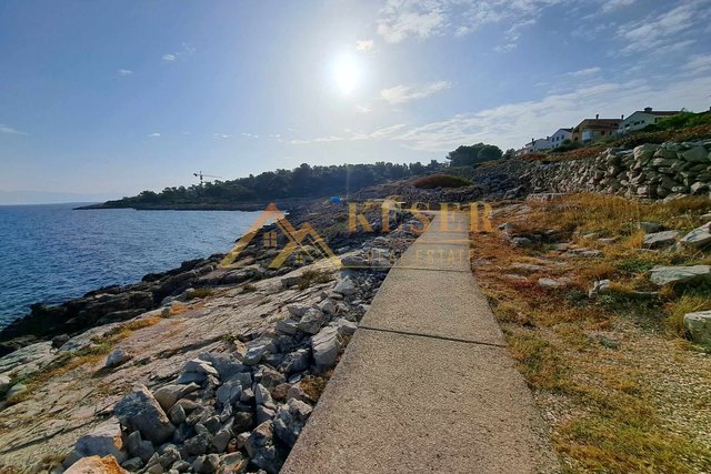 MALI LOŠINJ, PIANO DI 156 m2 SOPRA LA SPIAGGIA