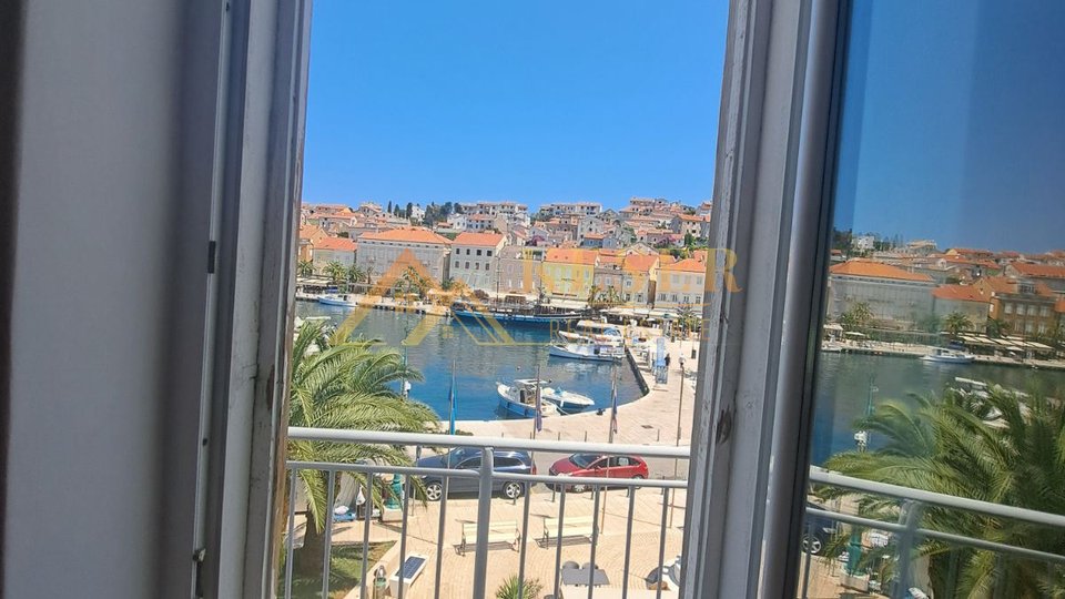 MALI LOŠINJ, PRVA VRSTA DO MORJA, TERASA, PARKIRIŠČE...