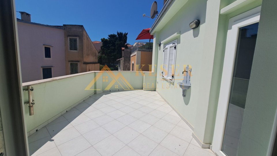 MALI LOŠINJ, ERSTE REIHE ZUM MEER, TERRASSE, PARKPLATZ...