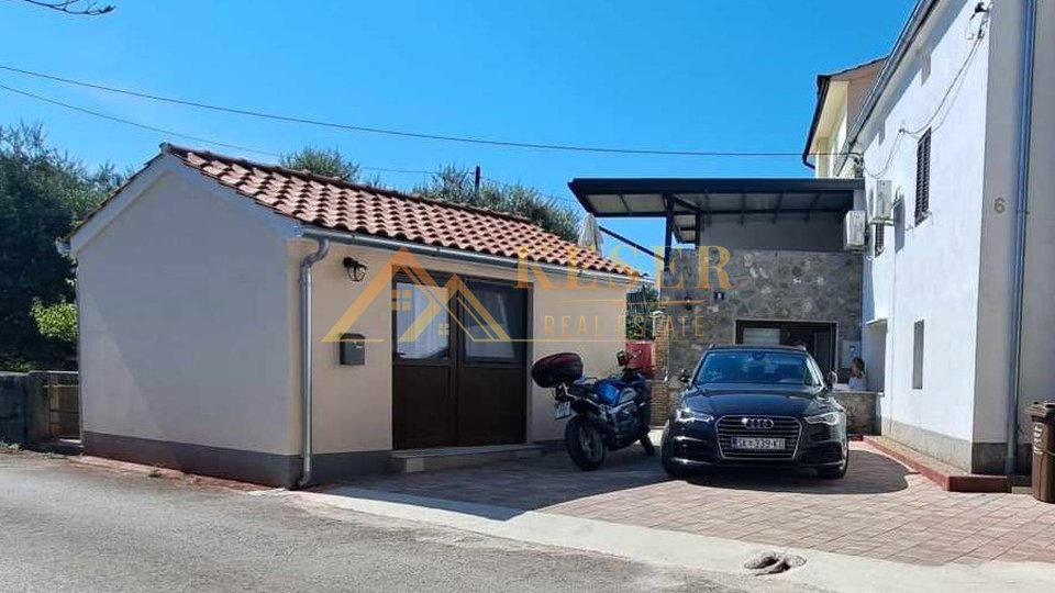 ISOLA DI KRK, CASA COMPLETAMENTE RISTRUTTURATA + EDIFICIO SEPARATO