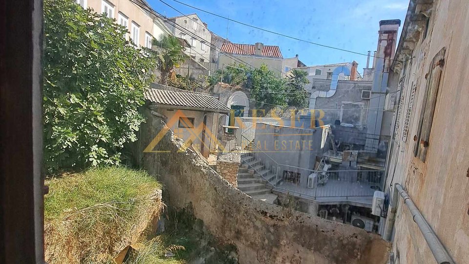 MALI LOŠINJ, 6 STANOVANJ V REKONSTRUKCIJI