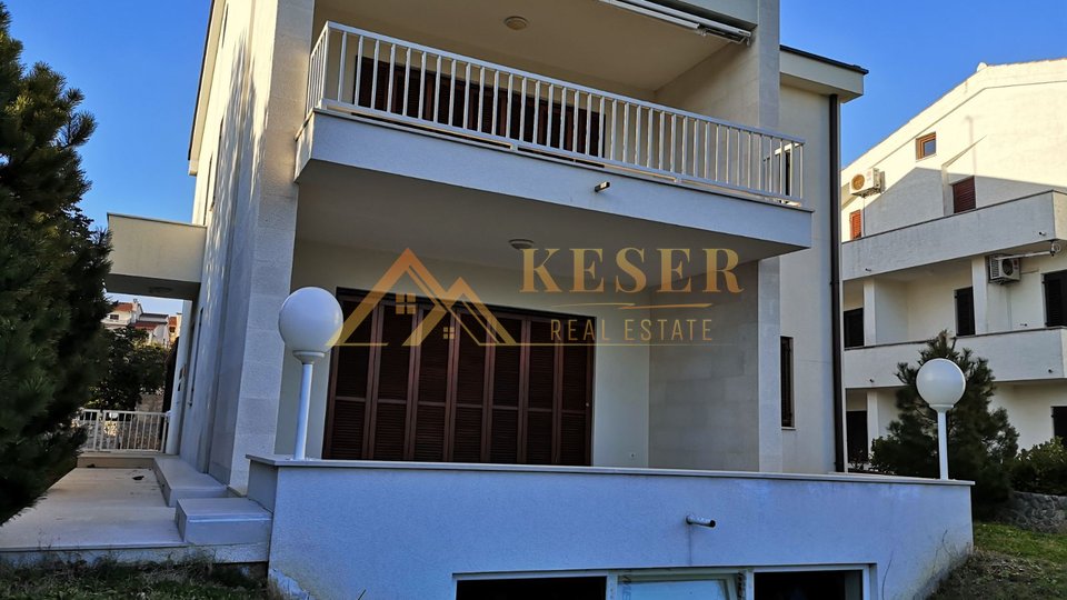 KRK, VILLA IN DER ERSTEN REIHE ZUM MEER