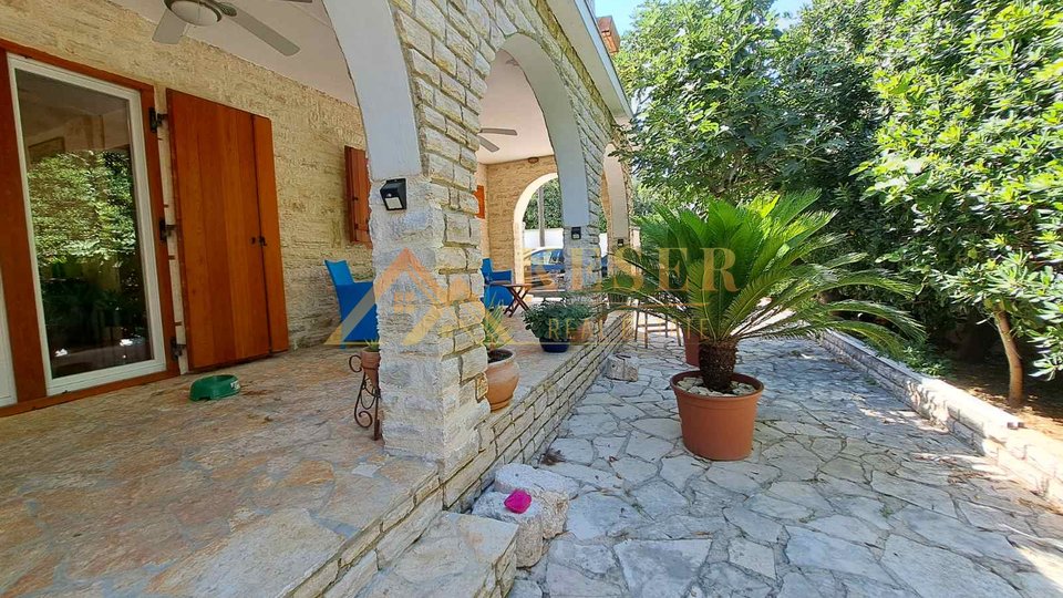 PAG, PERFECT HOUSE FOR A FAMILY, 50 M FROM THE SEA