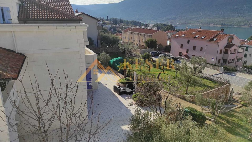 CRES, VILLA WITH SWIMMING POOL AND LARGE YARD